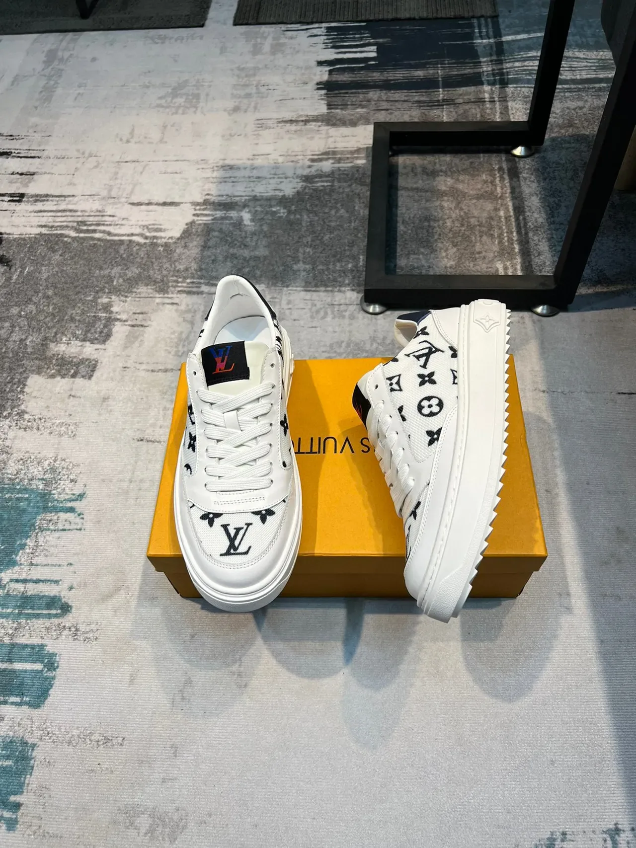 Louis Vuitton LV Trainer Blanc Marine Monogramme Toile Accents Cuir Lifestyle Sneakers 4