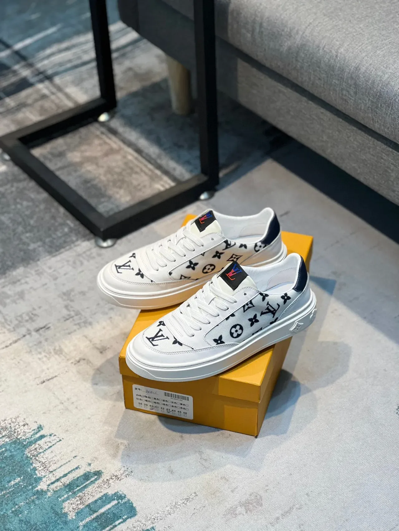 Louis Vuitton LV Trainer Blanc Marine Monogramme Toile Accents Cuir Lifestyle Sneakers 7