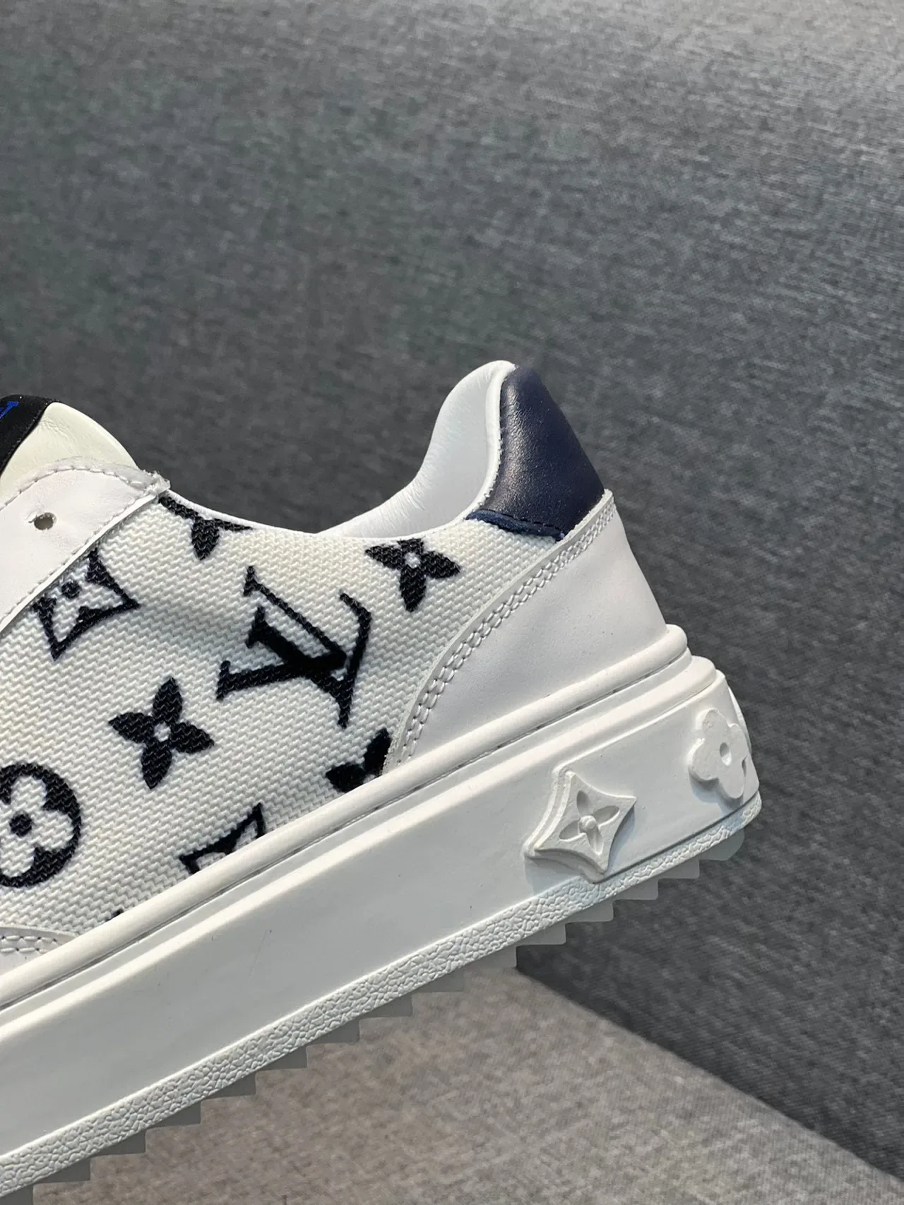 Louis Vuitton LV Trainer Blanc Marine Monogramme Toile Accents Cuir Lifestyle Sneakers 9