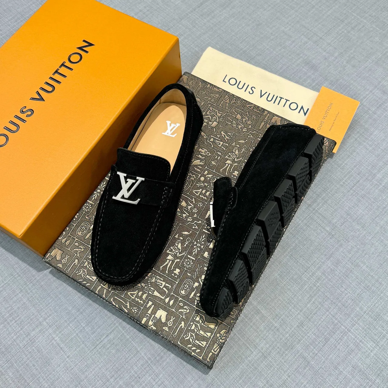 Louis Vuitton LV Twist Loafer أحذية لوفر سوداء من السويدي 2