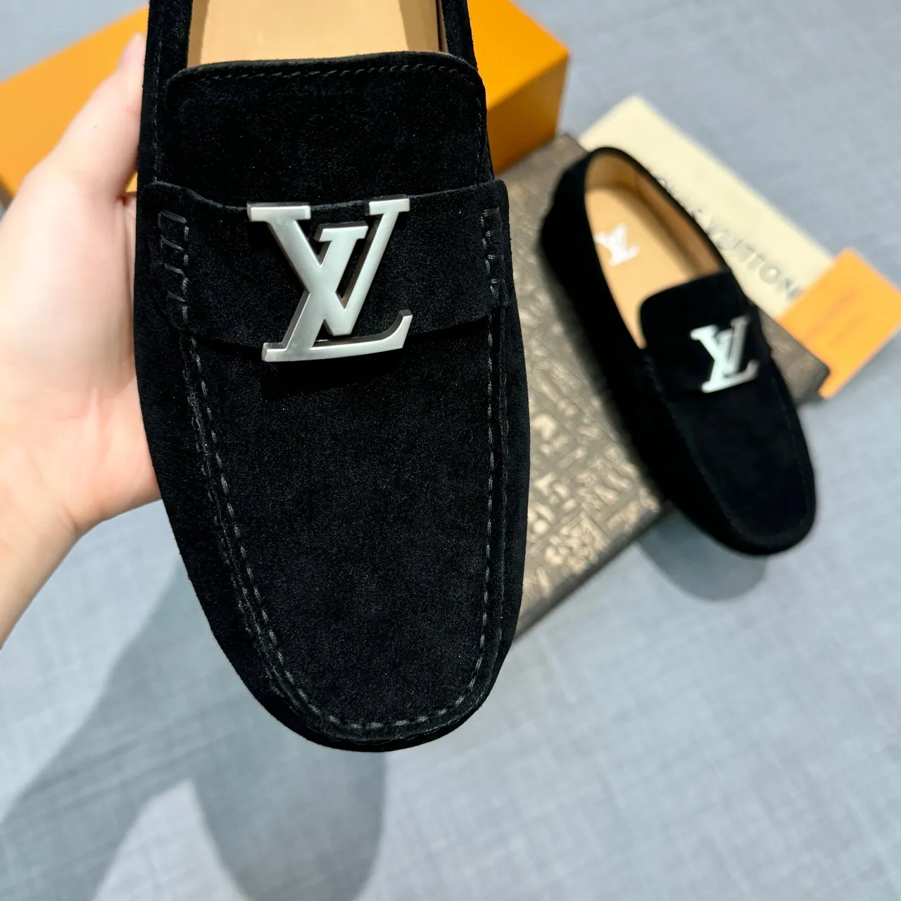 Louis Vuitton LV Twist Loafer أحذية لوفر سوداء من السويدي 3