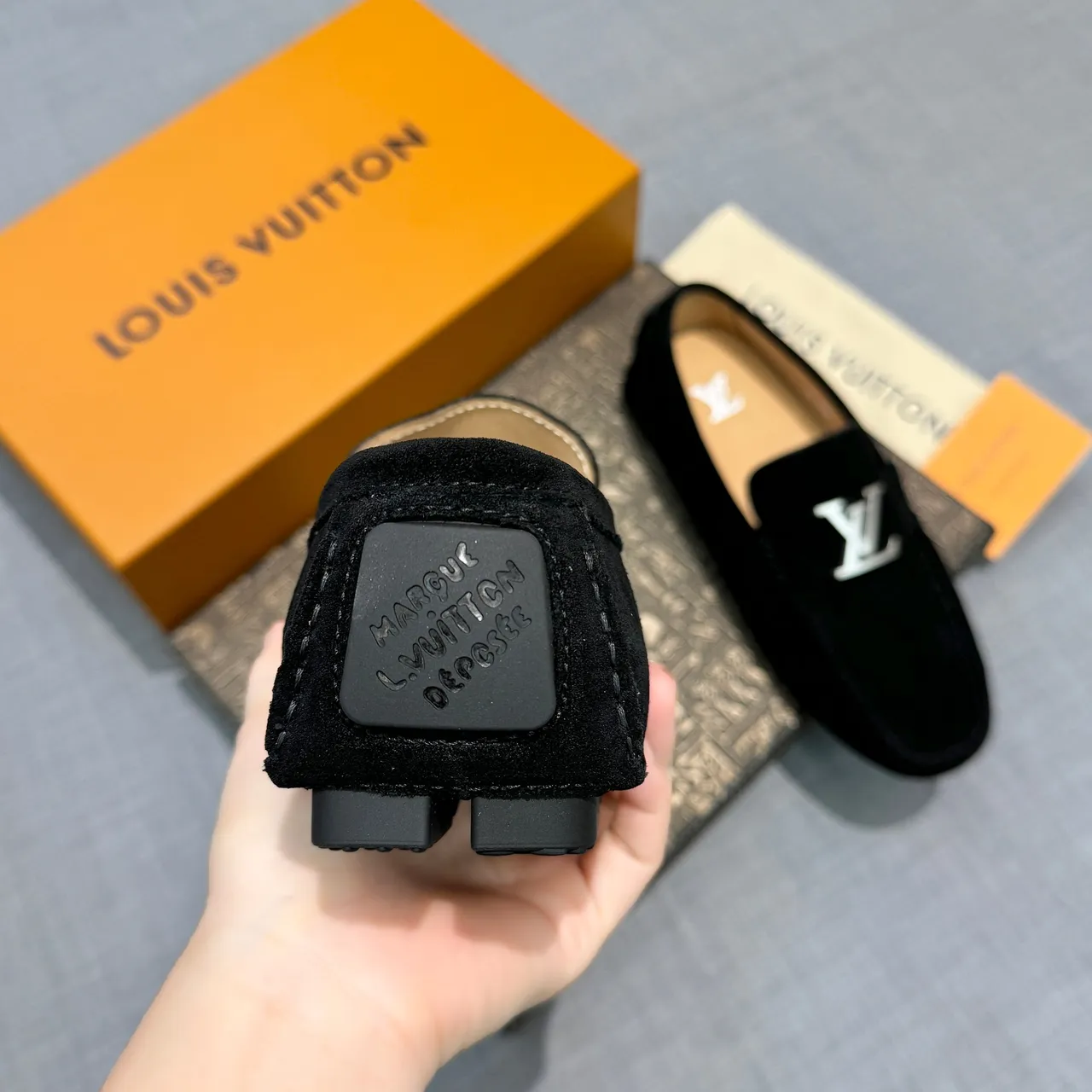 Louis Vuitton LV Twist Loafer أحذية لوفر سوداء من السويدي 4