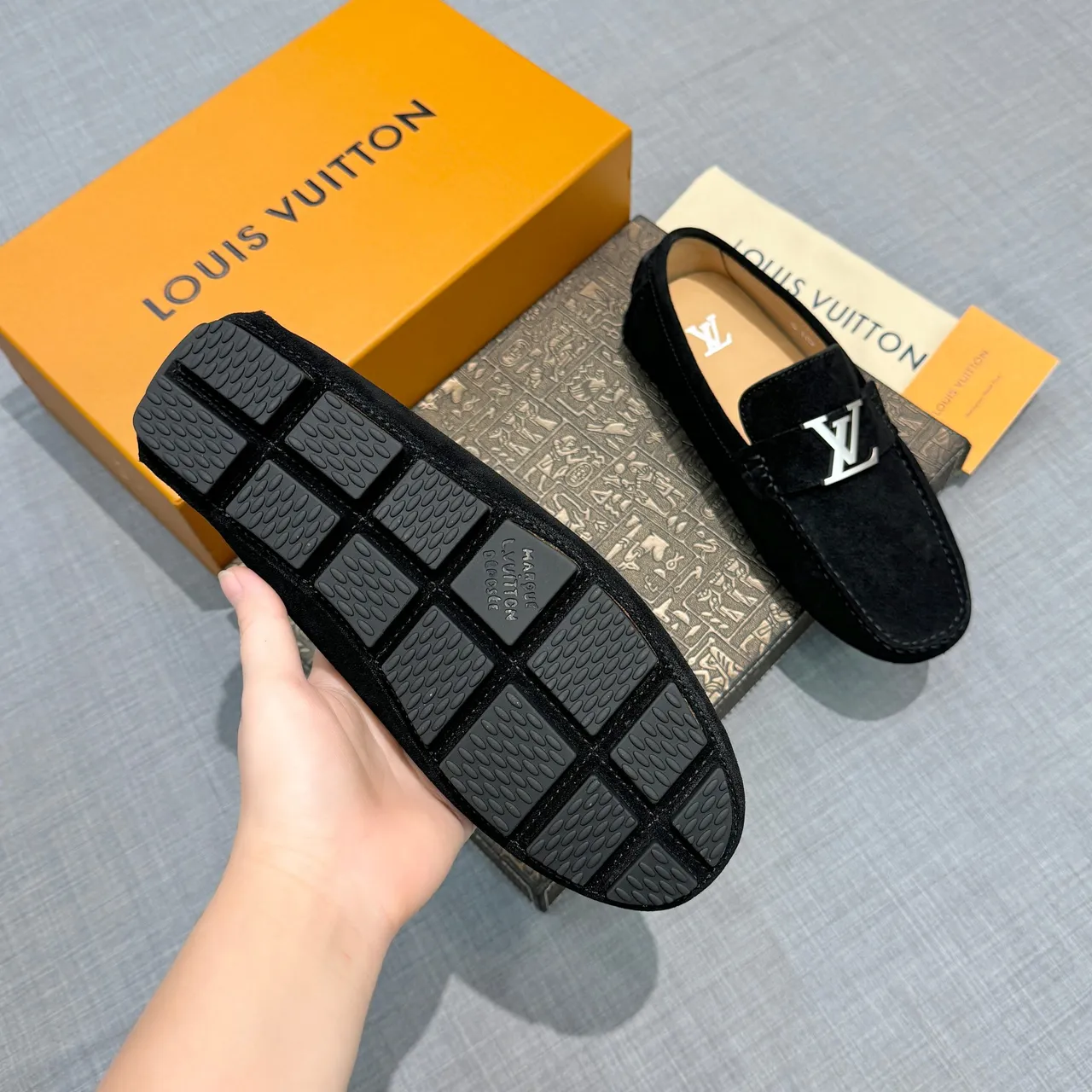 Louis Vuitton LV Twist Loafer أحذية لوفر سوداء من السويدي 5