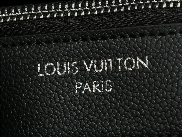 Louis Vuitton Monogram Canvas Beige Bucket Bag 21