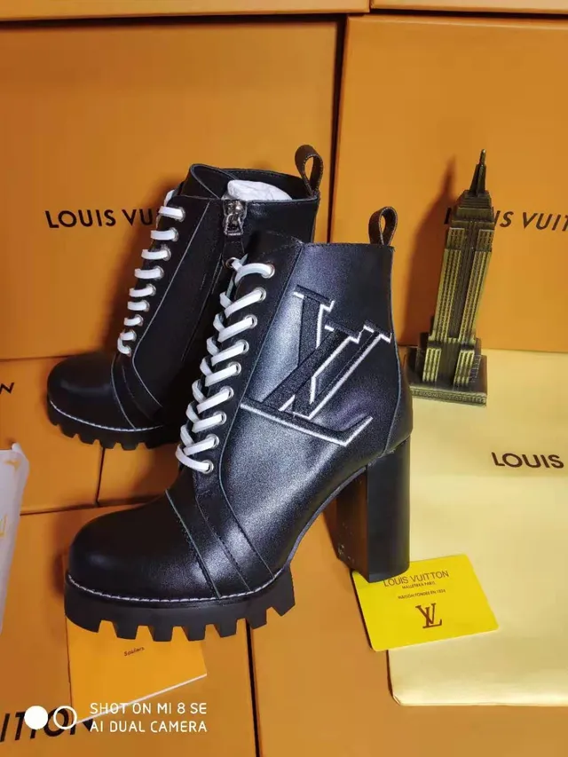 Louis Vuitton মোনোগ্রাম-এম্বসড লেস-আপ কালো এনকেল বুট 3