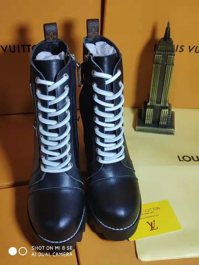 Louis Vuitton মোনোগ্রাম-এম্বসড লেস-আপ কালো এনকেল বুট 4