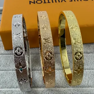 Louis Vuitton Monogram grabado pulsera oro plata superficie metálica texturizada pulsera
