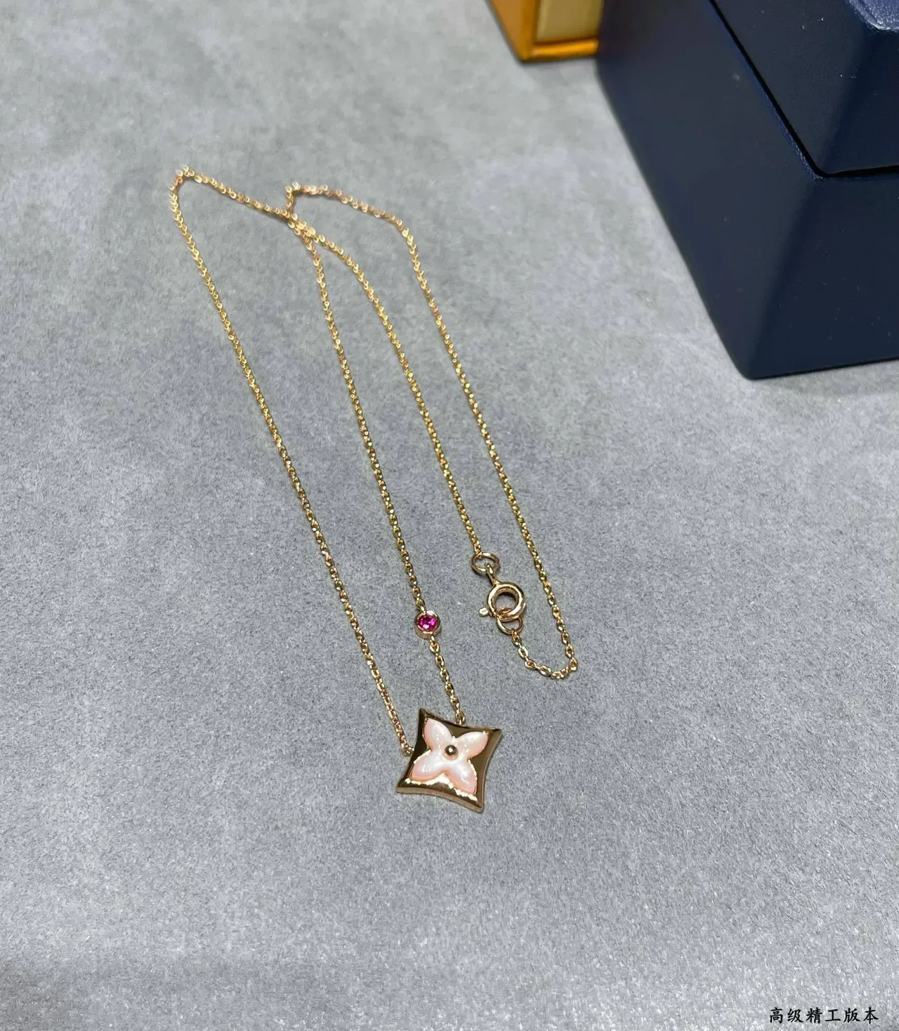 Colar Louis Vuitton Monogram Flor Rosa Madre Pérola e Rubi 2