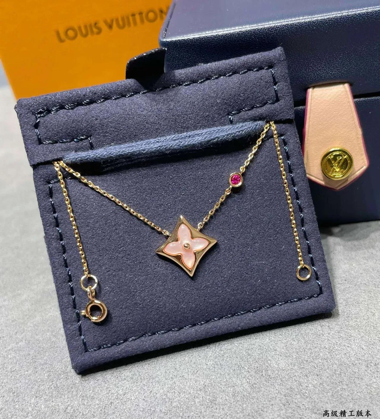 Colar Louis Vuitton Monogram Flor Rosa Madre Pérola e Rubi 6