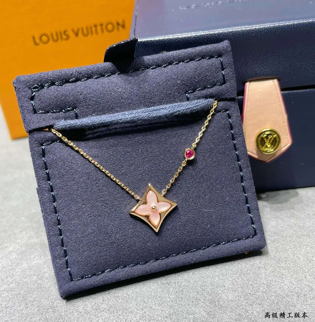 Colar Louis Vuitton Monogram Flor Rosa Madre Pérola e Rubi 7