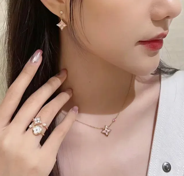 Colar Louis Vuitton Monogram Flor Rosa Madre Pérola e Rubi 8