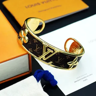 Louis Vuitton Monogram Cuero y Flor en tono dorado Brazalete de muñeca