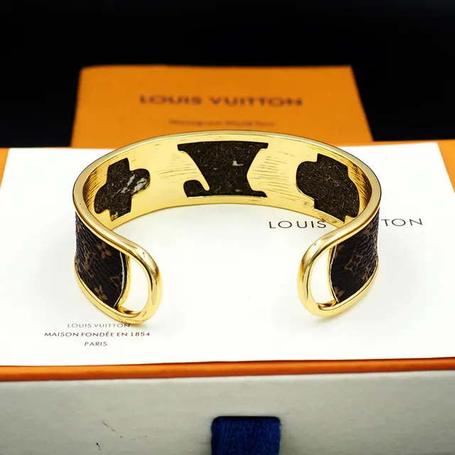 Louis Vuitton Monogram Cuero y Flor en tono dorado Brazalete de muñeca 4