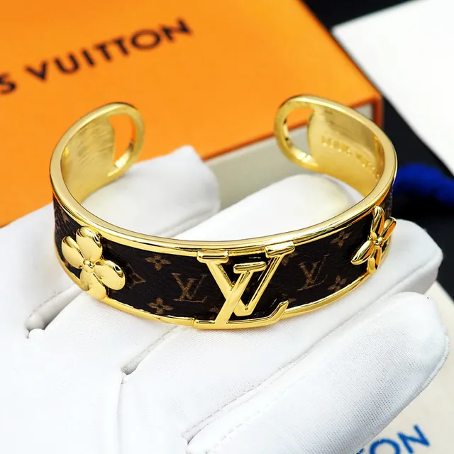 Louis Vuitton Monogram Cuero y Flor en tono dorado Brazalete de muñeca 7