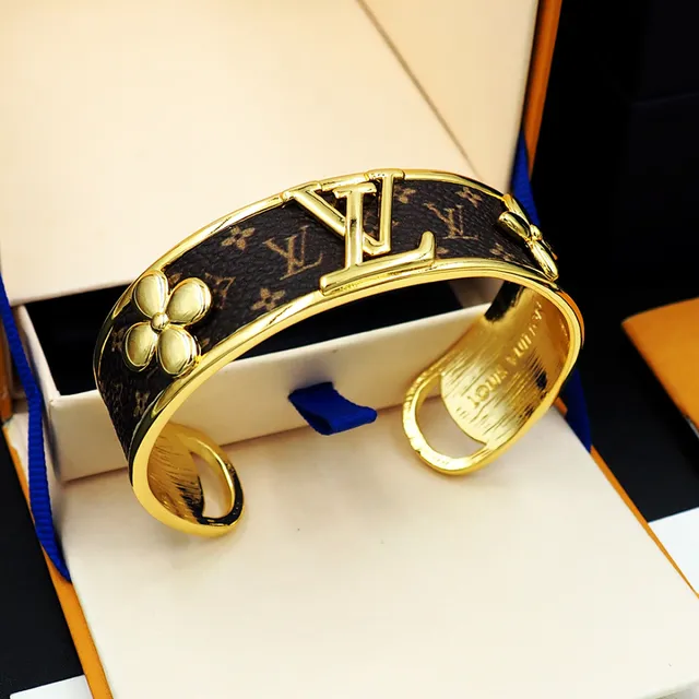 Louis Vuitton Monogram Cuero y Flor en tono dorado Brazalete de muñeca 9