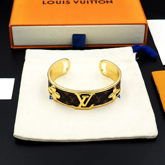 Louis Vuitton Monogram Cuero y Flor en tono dorado Brazalete de muñeca 10