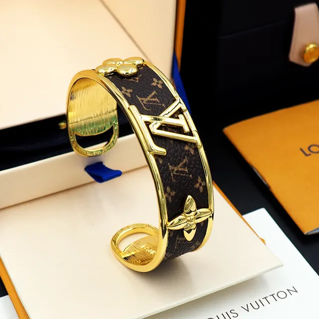 Louis Vuitton Monogram Cuero y Flor en tono dorado Brazalete de muñeca 11