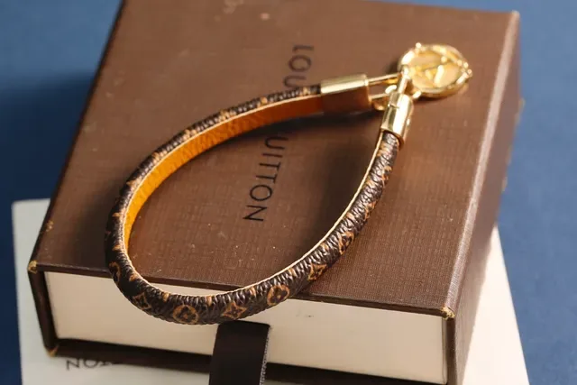 Louis Vuitton Monogram Pulseira de Couro Marrom Dourado Textura Trançada 4