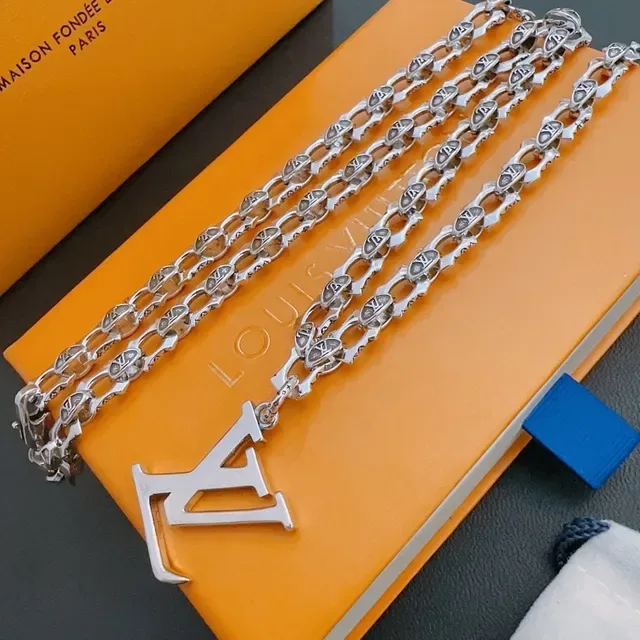 Louis Vuitton Monogram Link Chain Silver Large LV Pendant Necklace 8