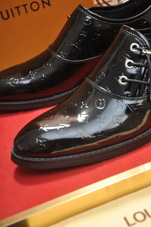 Louis Vuitton Monogram Sapatos Oxford de couro patentado com cap-toe 2