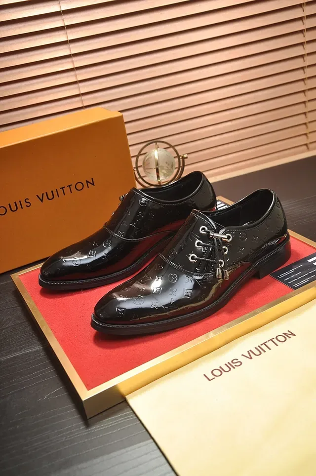 Louis Vuitton Monogram Sapatos Oxford de couro patentado com cap-toe 4
