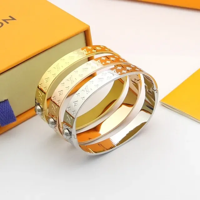 Louis Vuitton Monogram World أساور معصم منحوتة 3