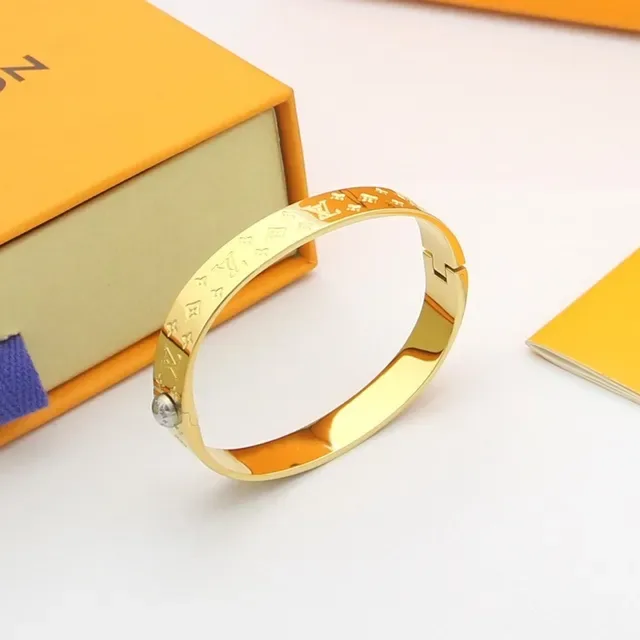 Louis Vuitton Monogram World أساور معصم منحوتة 4