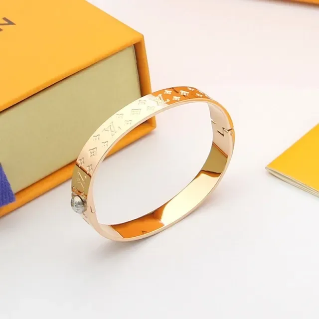 Louis Vuitton Monogram World أساور معصم منحوتة 5
