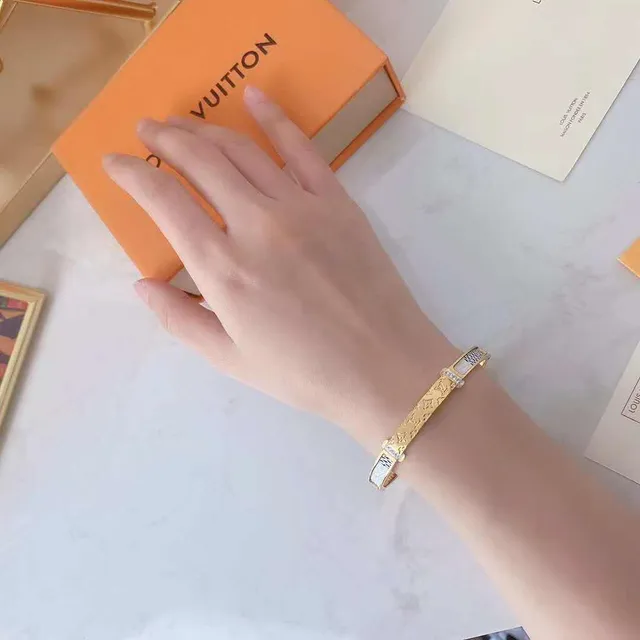 Louis Vuitton Monogram World Tour Bracelets à incrustation d'émail doré 2