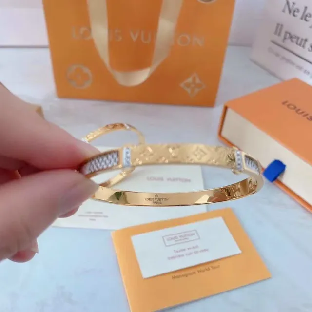 Louis Vuitton Monogram World Tour Bracelets à incrustation d'émail doré 3