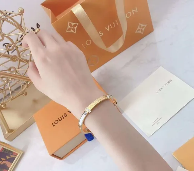 Louis Vuitton Monogram World Tour Bracelets à incrustation d'émail doré 4