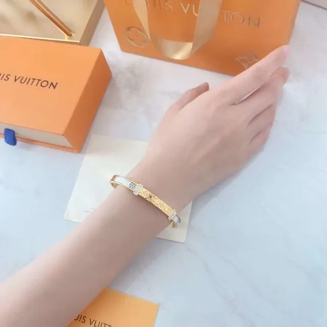 Louis Vuitton Monogram World Tour Bracelets à incrustation d'émail doré 6