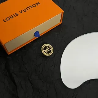 Louis Vuitton मोनोग्राम स्वर्ण-टोन गोलाकार ब्रोच