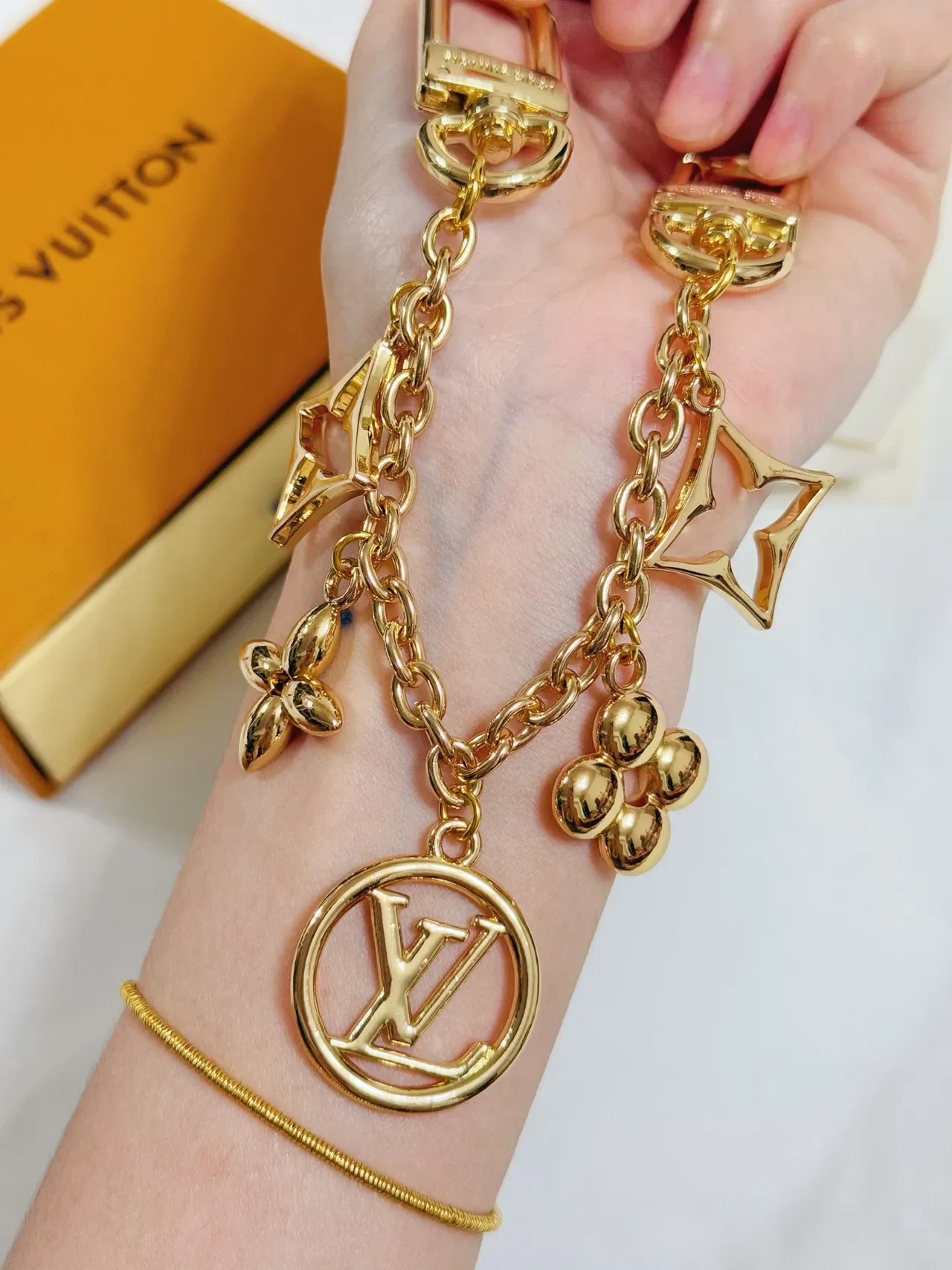 Louis Vuitton मल्टी चार्म गोल्ड-टोन चेन कीचेन ब्रेसलेट 2