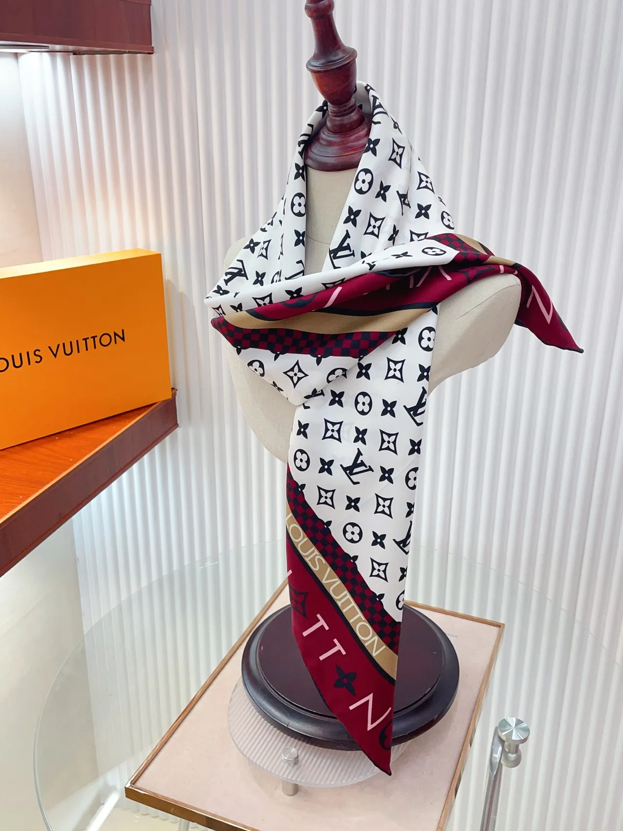 Louis Vuitton MY LV Luggage 90 Square Écharpe en soie 3