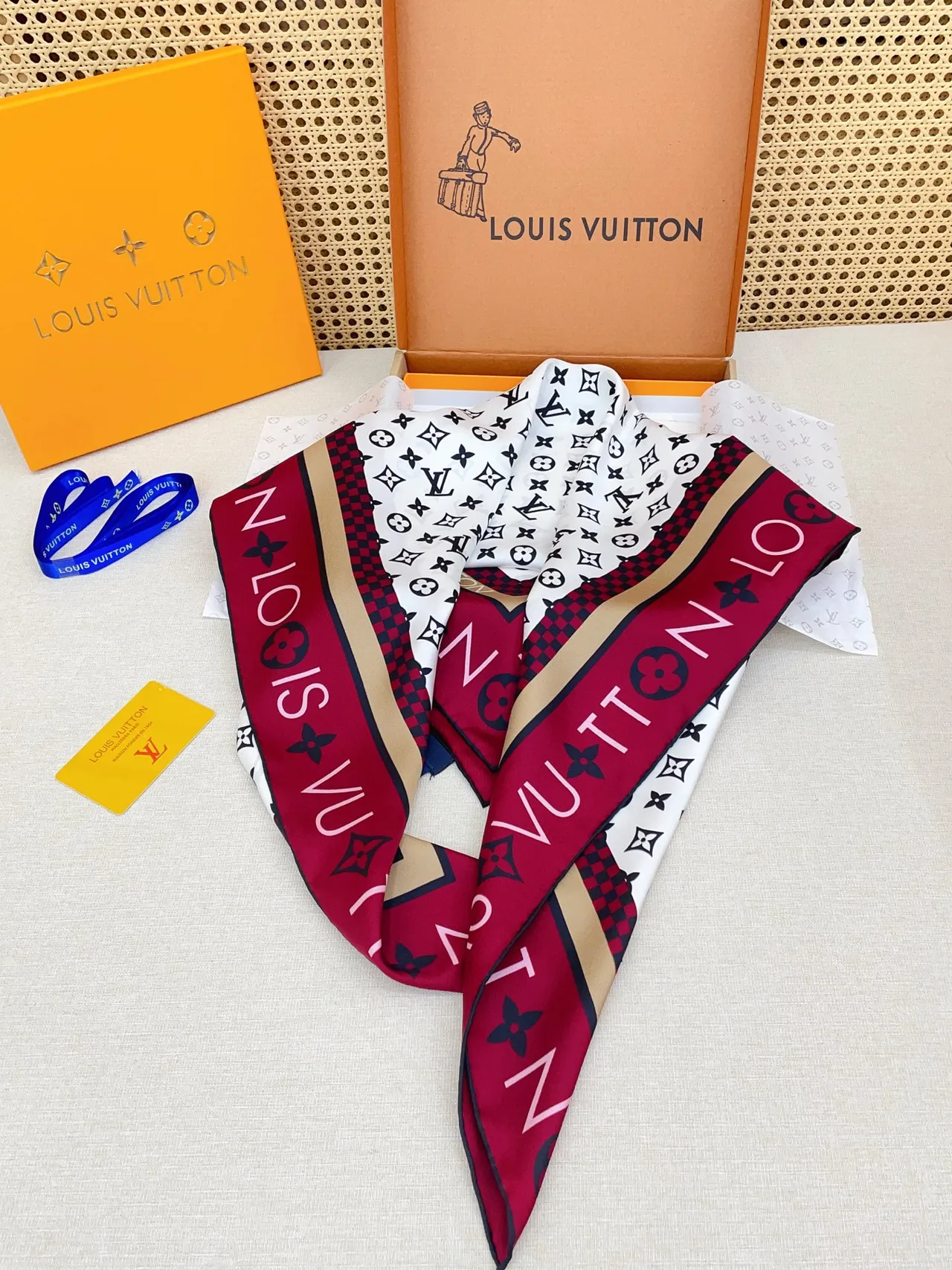 Louis Vuitton MY LV Luggage 90 Square Écharpe en soie 5