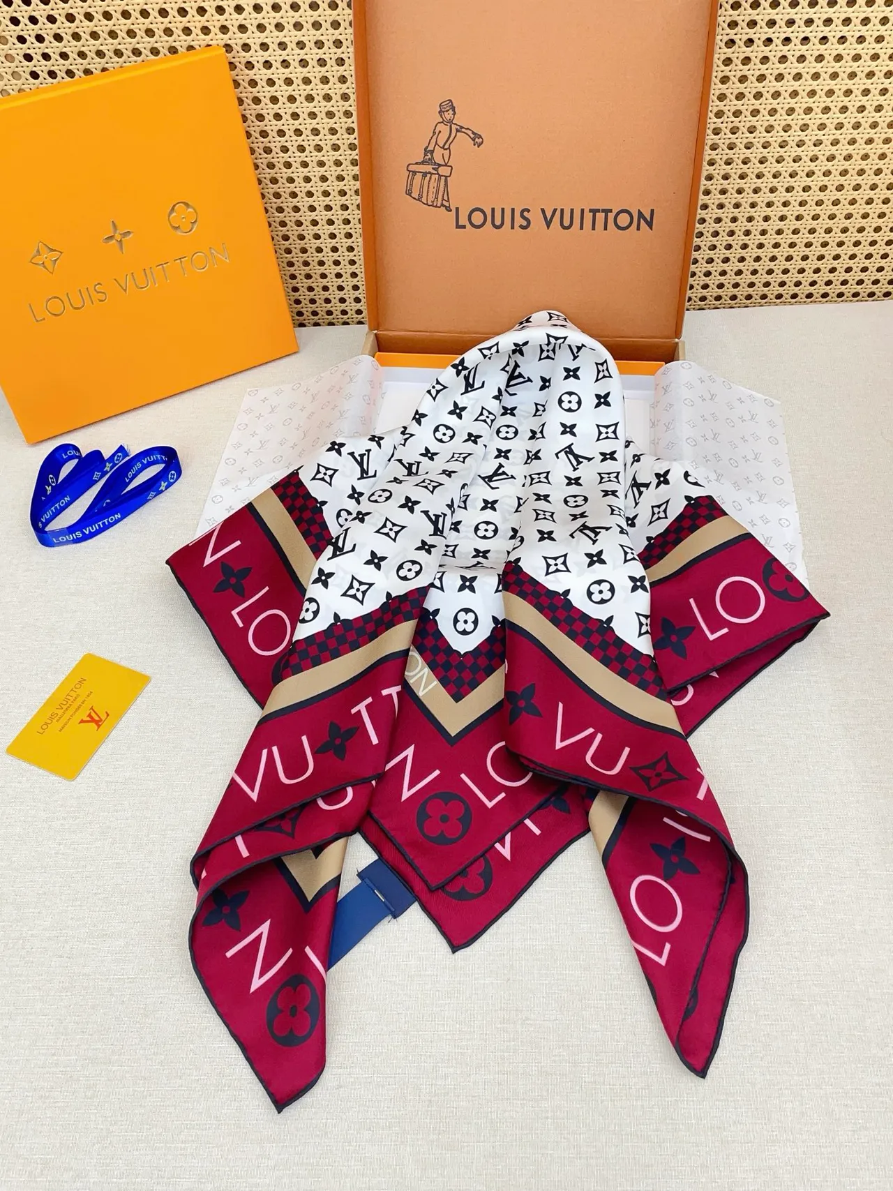 Louis Vuitton MY LV Luggage 90 Square Écharpe en soie 6