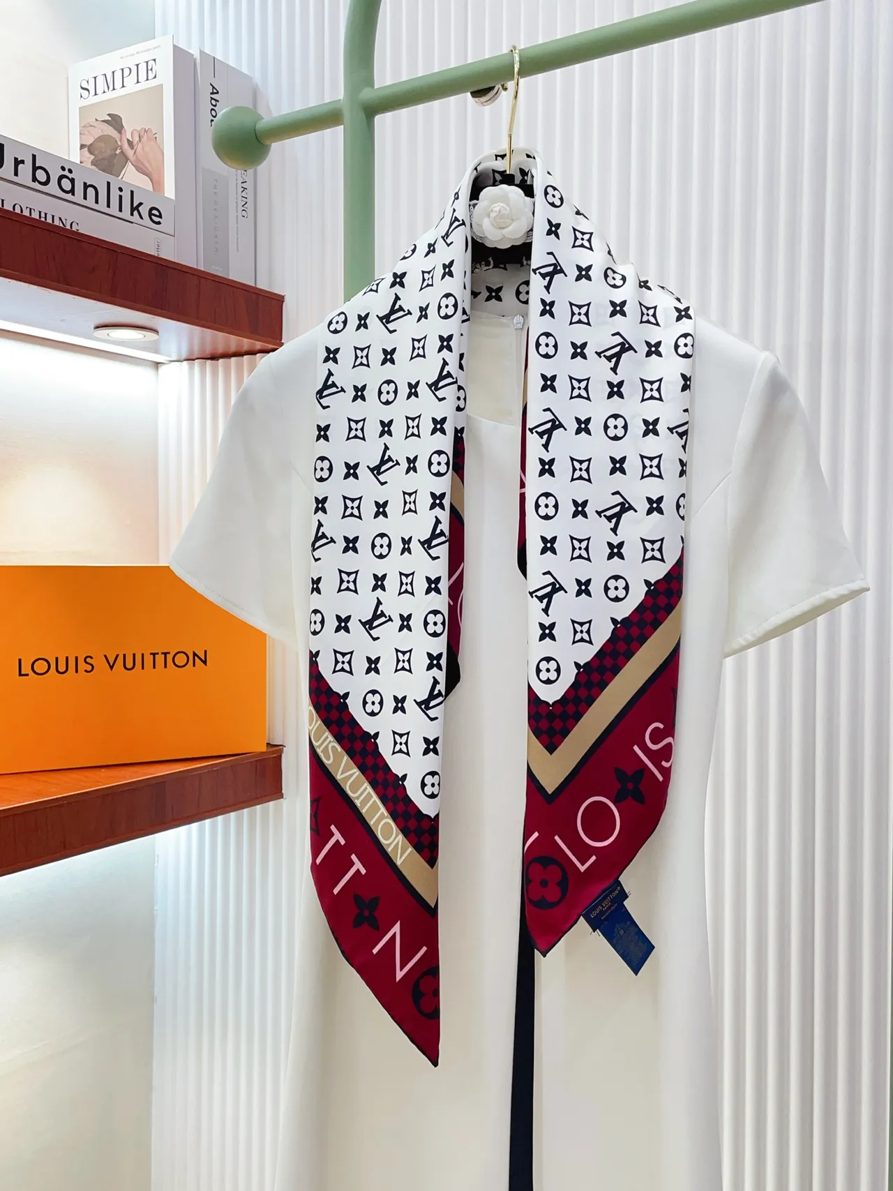 Louis Vuitton MY LV Luggage 90 Square Écharpe en soie 7