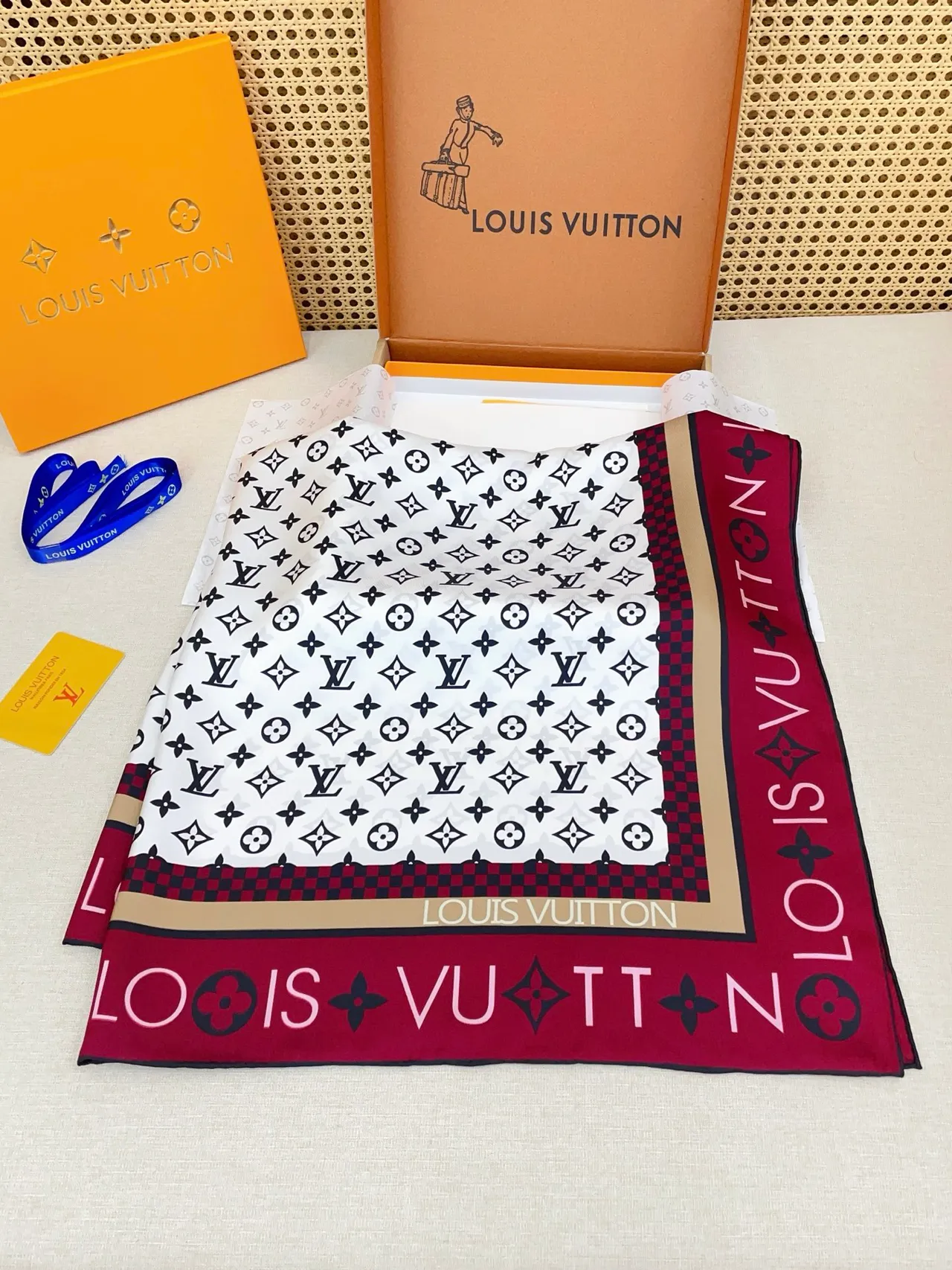 Louis Vuitton MY LV Luggage 90 Square Écharpe en soie 8