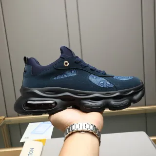 Louis Vuitton حذاء كانكي أزرق بحري Oversized مع سولا موجية ولوحات نسيجية بمونوغرام