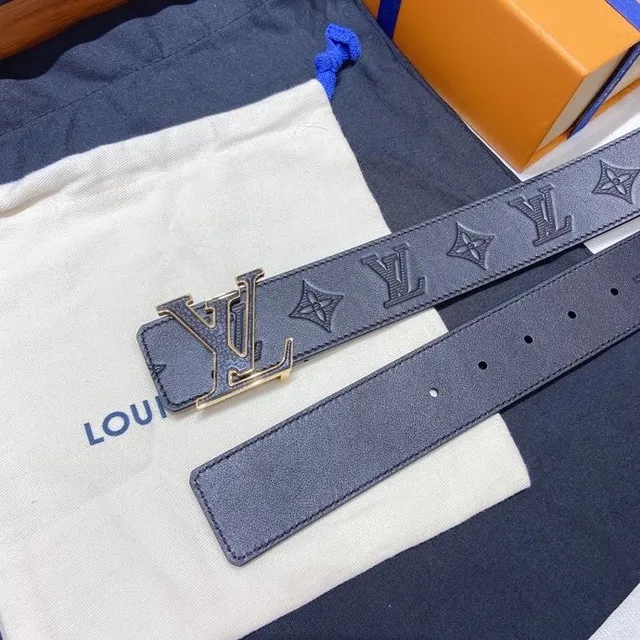 Louis Vuitton নেভি গোল্ড ওভারসাইজড মেটালিক LV বাকেল খোদাই করা মনোগ্রাম চামড়ার বেল্ট 2