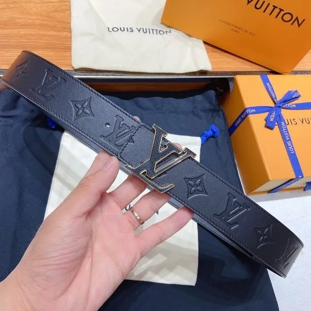 Louis Vuitton নেভি গোল্ড ওভারসাইজড মেটালিক LV বাকেল খোদাই করা মনোগ্রাম চামড়ার বেল্ট 5