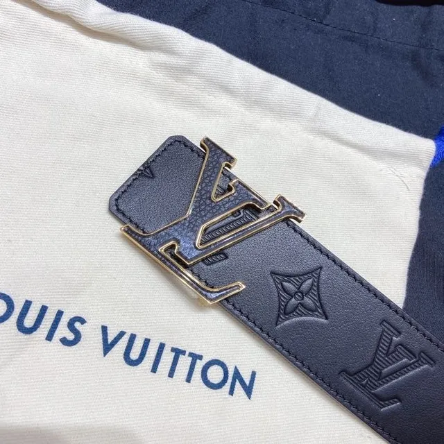 Louis Vuitton নেভি গোল্ড ওভারসাইজড মেটালিক LV বাকেল খোদাই করা মনোগ্রাম চামড়ার বেল্ট 8