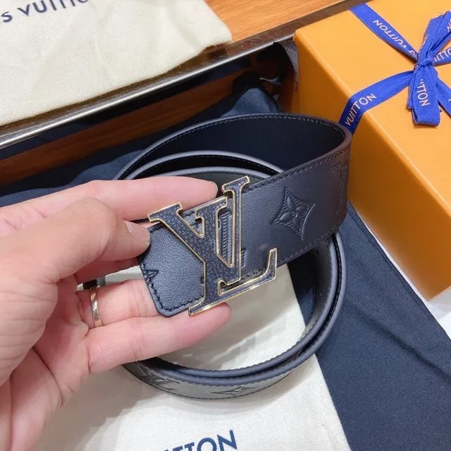 Louis Vuitton নেভি গোল্ড ওভারসাইজড মেটালিক LV বাকেল খোদাই করা মনোগ্রাম চামড়ার বেল্ট 9