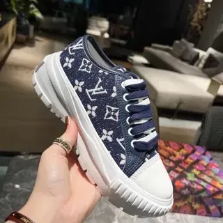 Louis Vuitton Zapatillas lifestyle de canvas navy blanco con impresión Monogram y suela de plataforma gruesa