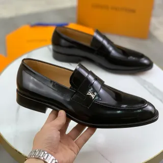 Louis Vuitton पेटेंट लेदर मोनोग्राम बकल लोफर