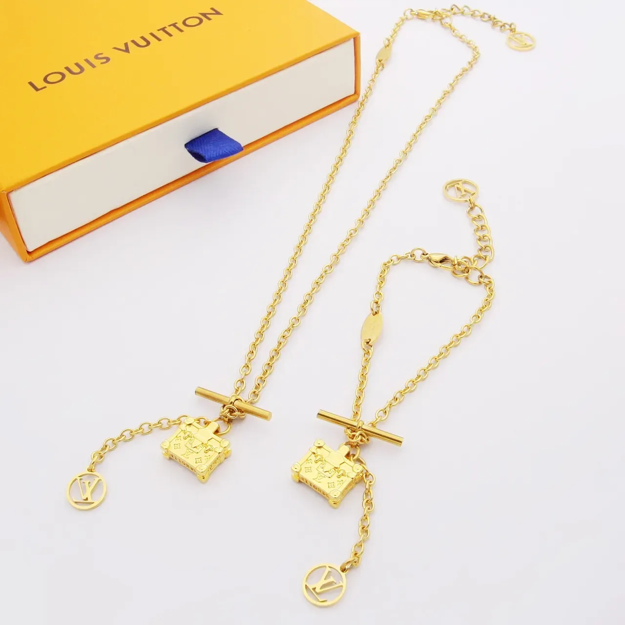 Louis Vuitton Petite Malle Trunk Charm Bracelet Chaîne Doré 3