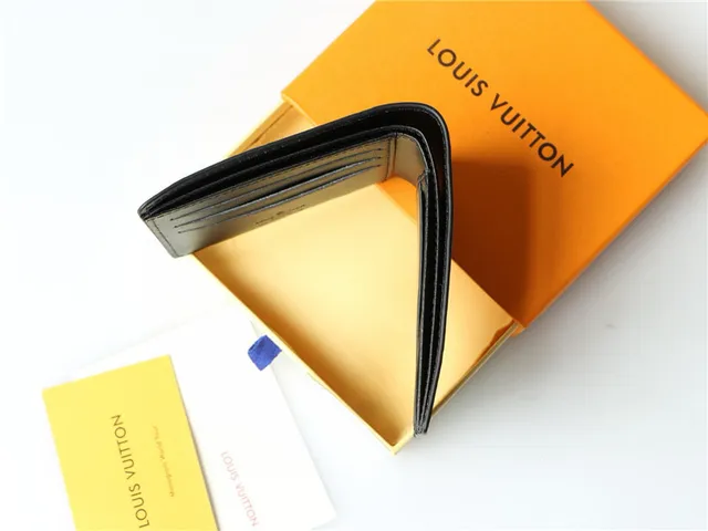 Billetera Louis Vuitton PF Twist Chain V Steno Negra Corta 3