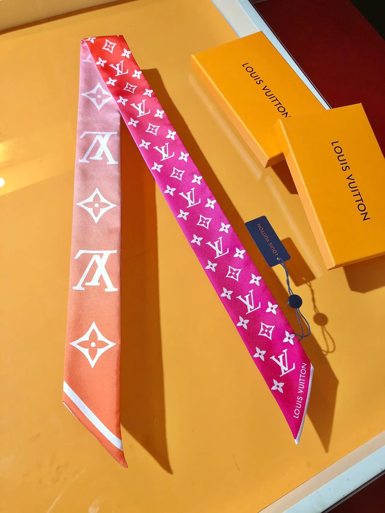 Louis Vuitton Écharpe de Soie Imprimée Monogram en Rose et Orange 5