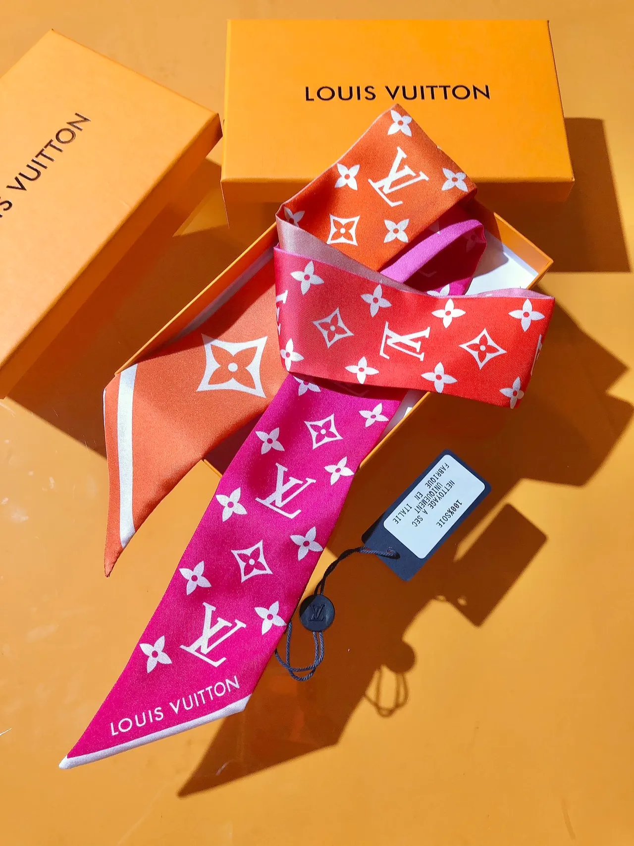 Louis Vuitton Écharpe de Soie Imprimée Monogram en Rose et Orange 6